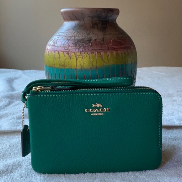 💚 COACH DOUBLE CORNER ZIP WRISTLET 💚 - Picture 3 of 16